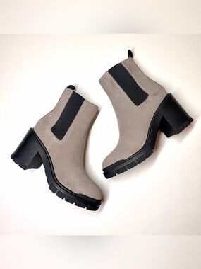 Marc Fisher Women’s Vanlisa Chelsea boots featuring a chunky lug heel Size- 7 M